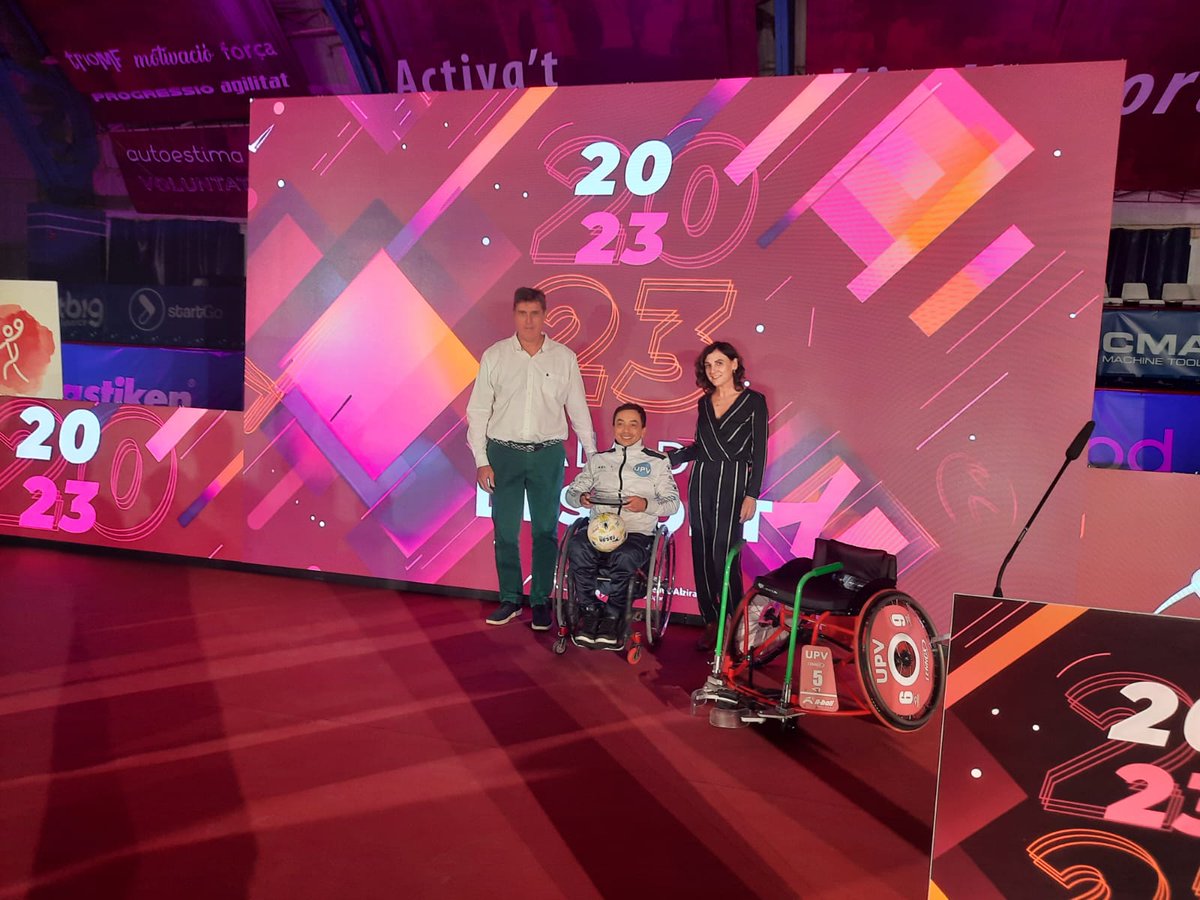 En la Gala de L´Esport de Alzira, el equipo de A-Ball UPV LENNOX estuvo representado por @Iribarrencesar y por el jugador Edwin Mayorga.

Una gala que premió a grandes deportistas y que nos ofreció un espacio donde presentar nuestra disciplina deportiva. 
#aball  #futbolensilla