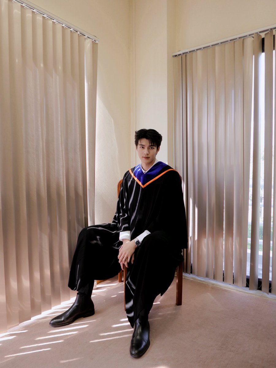 ขอบคุณที่มาหากันนะครับ วันนี้เป็นวันที่มีความสุขมากๆก่อนส่งท้ายปี ขอบคุณที่ทุกคนมาร่วมยินดีกับมีนนะครับ🌙🖤🐺#Meennicha8Graduate