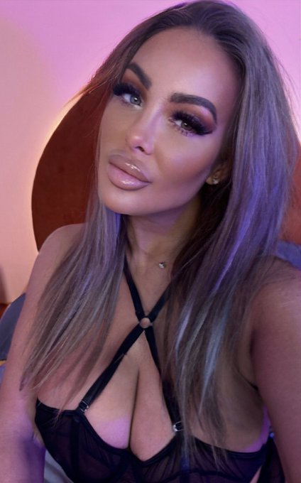 Live on Babestation &hellip;who&rsquo;s joining me? https://t.co/odWHJsfR8W