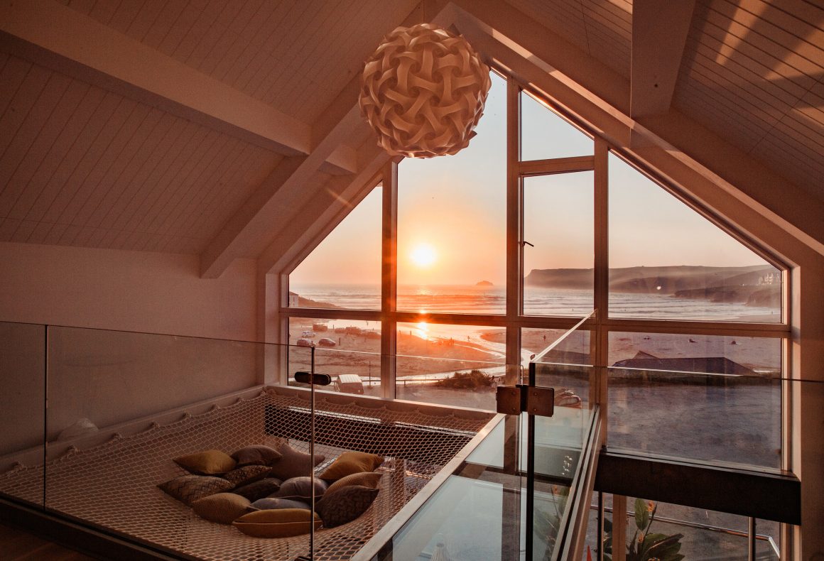 With panoramic sea views over Polzeath Beach, Chyanna, Gwel Tresla and Polsted can be let independently or as one, sleeping 28 guests. Expect plush interiors with stylish cocktail bars and cosy log fires, perfect for entertaining this Christmas. Book here: latitude50.co.uk/explore-our-pr…