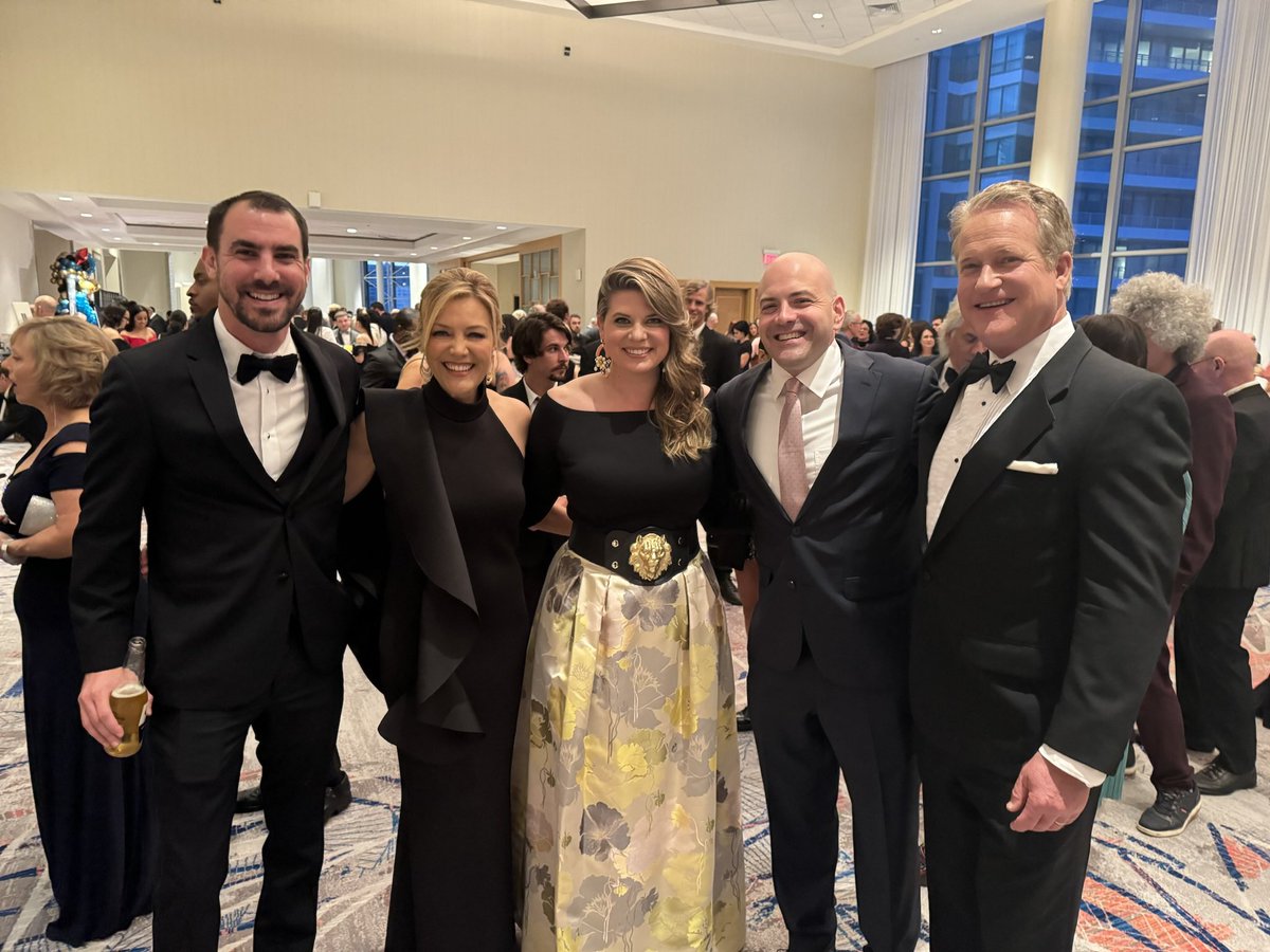 I won an Emmy this weekend!!! 🏆

I’m SO proud it was for my story with photojournalist Wally Lurz about access for all people, and the arts!! tinyurl.com/5n8vfuj4 🤟🏼🎨🎭 <a href="/TheEmmys/">The Emmys</a> 

Thank you mentors, colleagues, supporters &amp; VIEWERS - your trust is valued!!