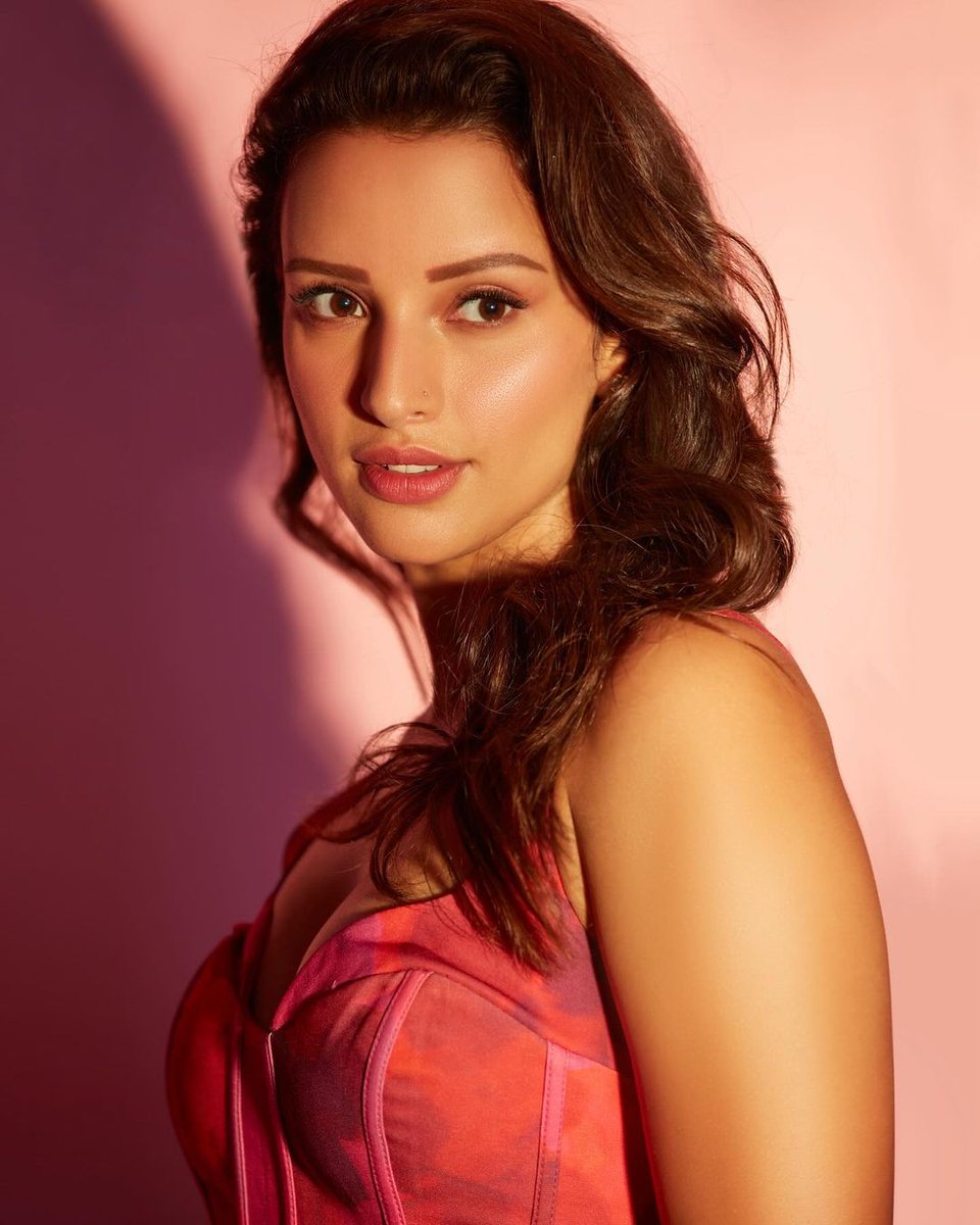Tripti_Dimri1's tweet photo. #TriptiDimri https://t.co/zKixypU6LR