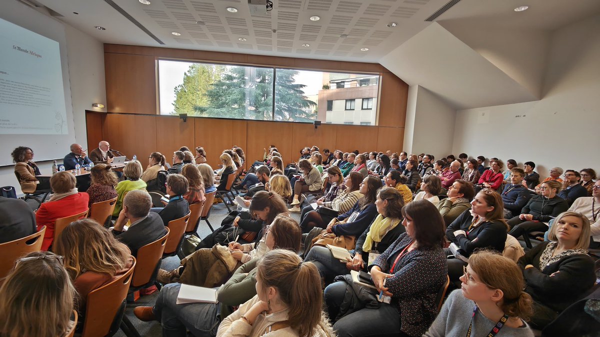 cap_com's tweet image. Le journalisme de solution #sojo, une nouvelle forme de narration pour apporter des réponses concrètes à des problèmes socio-environnementaux ✍️

C’était le thème de cet atelier #CapCom23 animé par @fabVILLECHIEN avec les interventions de @Pamiel0 &amp;amp; Christophe Agnus 

#transition