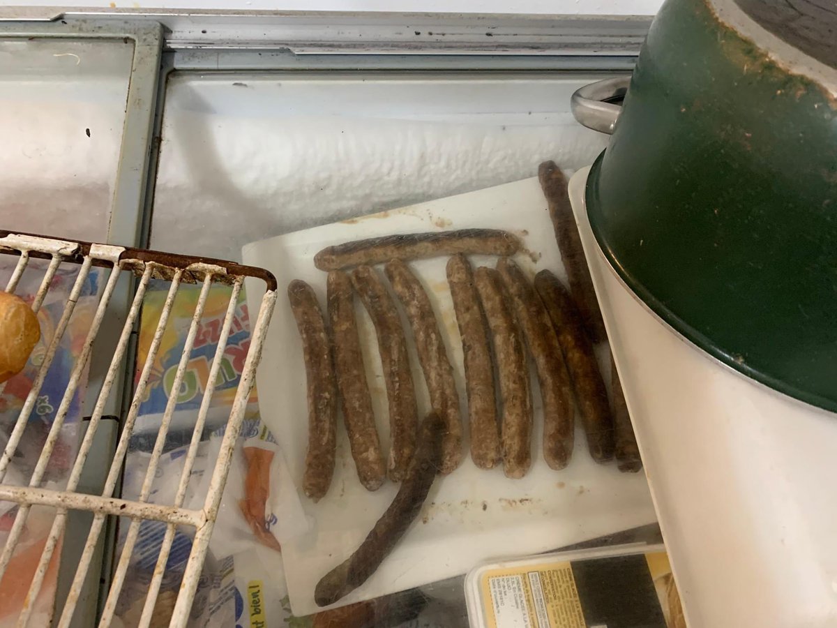 Prefet30's tweet photo. [#Hygiène] ❌ Fermeture administrative du snack le « Carré Bleu » situé sis 3 la placerie à #Ledignan

Les agents en charge du contrôle ont constaté des manquements importants aux règles d'hygiènes.

🟥 @prefet30 a pris la décision de fermer l'établissement. https://t.co/yNT3W2j8ae