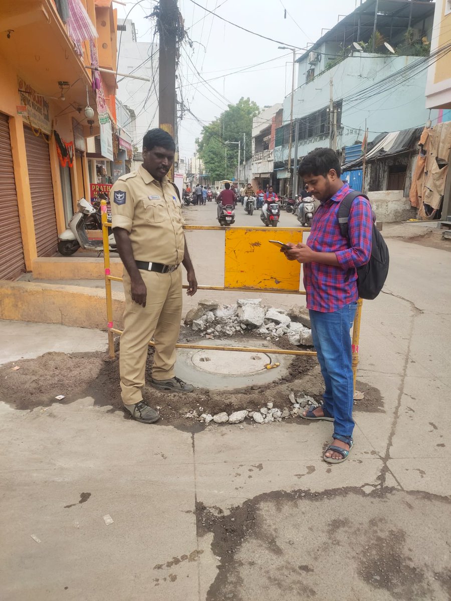 Works_SPT_3's tweet photo. Inspection of safety measures at work undertaken to arrest waterleakage&amp;constructionof damagedmanhole at  Barkatpura Section under O&amp;M Division 5. @HMWSSBOnline @MDHMWSSB @arvindkumar_ias @KTRBRS @TelanganaCMO @CVO_HMWSSB 
#Worksite_safety_is_public_safety 
#HMWSSBworks_SPT https://t.co/zYuLZGk3ye