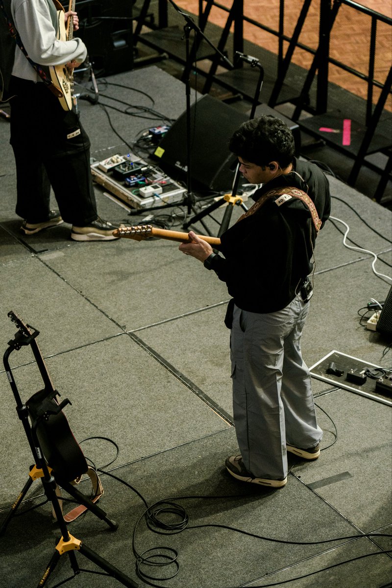 TheOvertunes's tweet photo. @MadaEmmanuelle @Reu_nathaniel Soundcheck vs Performance — @Angelo_Mikha ver. https://t.co/zZiSWcyrDG