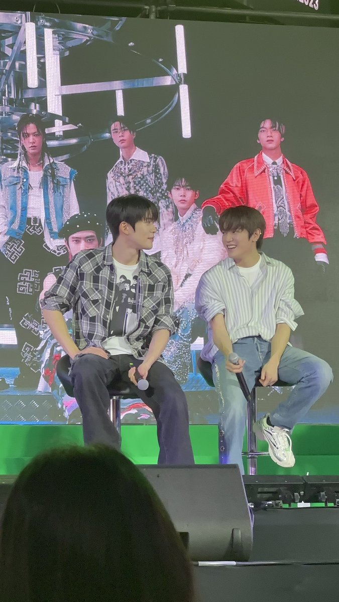 jukjikh's tweet photo. แอร้ #ShopeexNCT127_FansignandEvent https://t.co/3hQG46q73v