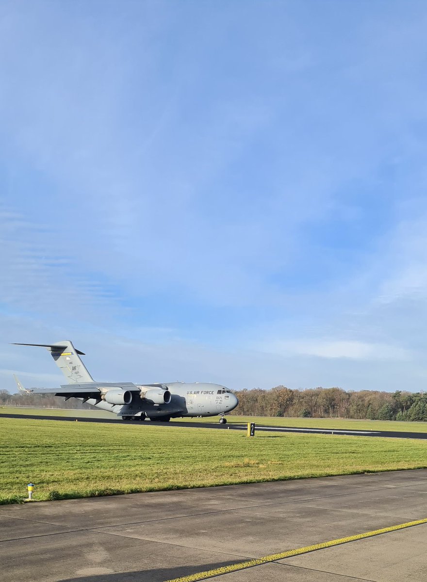 Commando Materieel en IT (@commatenit) on Twitter photo Amerikaans militair transportvliegtuig #C17 landt op vliegbasis Woensdrecht met de eerste twee gemoderniseerde Nederlandse Apaches! De Apaches worden overgedragen van <a href="/ComMatEnIT/">Commando Materieel en IT</a> aan <a href="/Kon_Luchtmacht/">Koninklijke Luchtmacht</a> #WijZijnCOMMIT #C17 #AH64eNL <a href="/dhcluchtmacht/">DHC Luchtmacht</a> <a href="/VlbWoensdrecht/">Vlb Woensdrecht</a> Amerikaans militair transportvliegtuig #C17 landt op vliegbasis Woensdrecht met de eerste twee gemoderniseerde Nederlandse Apaches! De Apaches worden overgedragen van <a href="/ComMatEnIT/">Commando Materieel en IT</a> aan <a href="/Kon_Luchtmacht/">Koninklijke Luchtmacht</a> #WijZijnCOMMIT #C17 #AH64eNL <a href="/dhcluchtmacht/">DHC Luchtmacht</a> <a href="/VlbWoensdrecht/">Vlb Woensdrecht</a>