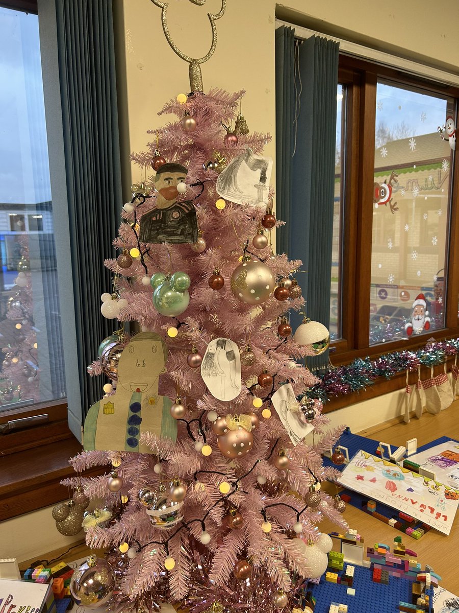 Fitmas Day 2. We drew pictures of our favourite sporting heroes and put them on our tree! <a href="/FalkirkSport/">Falkirk Active Schools & Sports Dev</a> #falkirkfitmas2023