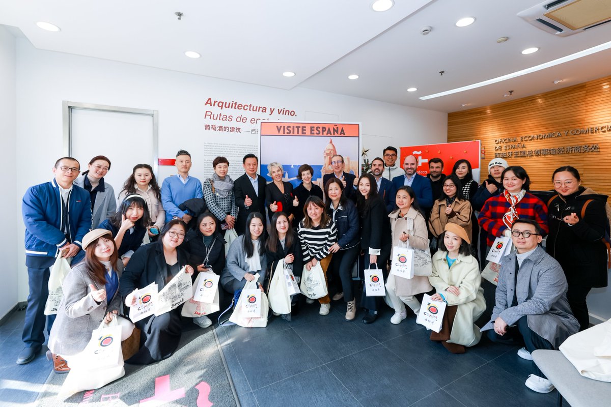 ‼️Hoy, Picasso llega al metro de Shanghái 🇨🇳‼️

🖼️3 importantes estaciones con mural #arteurbano diferente de Málaga, de #Shanghai y alusiones a Picasso, hechos por <a href="/LaloneLuke/">Lalone Luque</a> 
🖼️Impacto: 10 millones usuarios/mes

👏Acción promoción <a href="/InstCervantes/">Instituto Cervantes</a>  <a href="/turismodemalaga/">Málaga Turismo</a>  <a href="/Turespana_/">Turespaña Oficial</a>