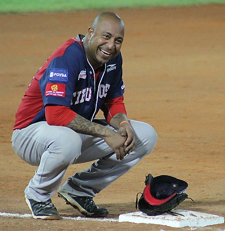 tiburonmusiu's tweet photo. La madrugada del 7 de diciembre del 2018 ocurre el trágico accidente donde fallecen José "El Hacha" Castillo y Luis Valbuena #QEPD. El Hacha jugó 2 campañas (2016-18) con #Tiburones pegando 128 hits en temporada regular con un average de .318 https://t.co/G4tplwNxOA