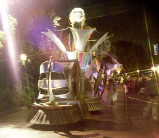 WindsEastScott's tweet photo. #ThrowbackThursday to the beautiful and unique Tapestry of Nations parade. It later became the Tapestry of Dreams to celebrate what would have been Walt Disney's 100th Birthday. #Epcot #TapestryofNations #MilleniumCelebration https://t.co/RN9zvAVBOV