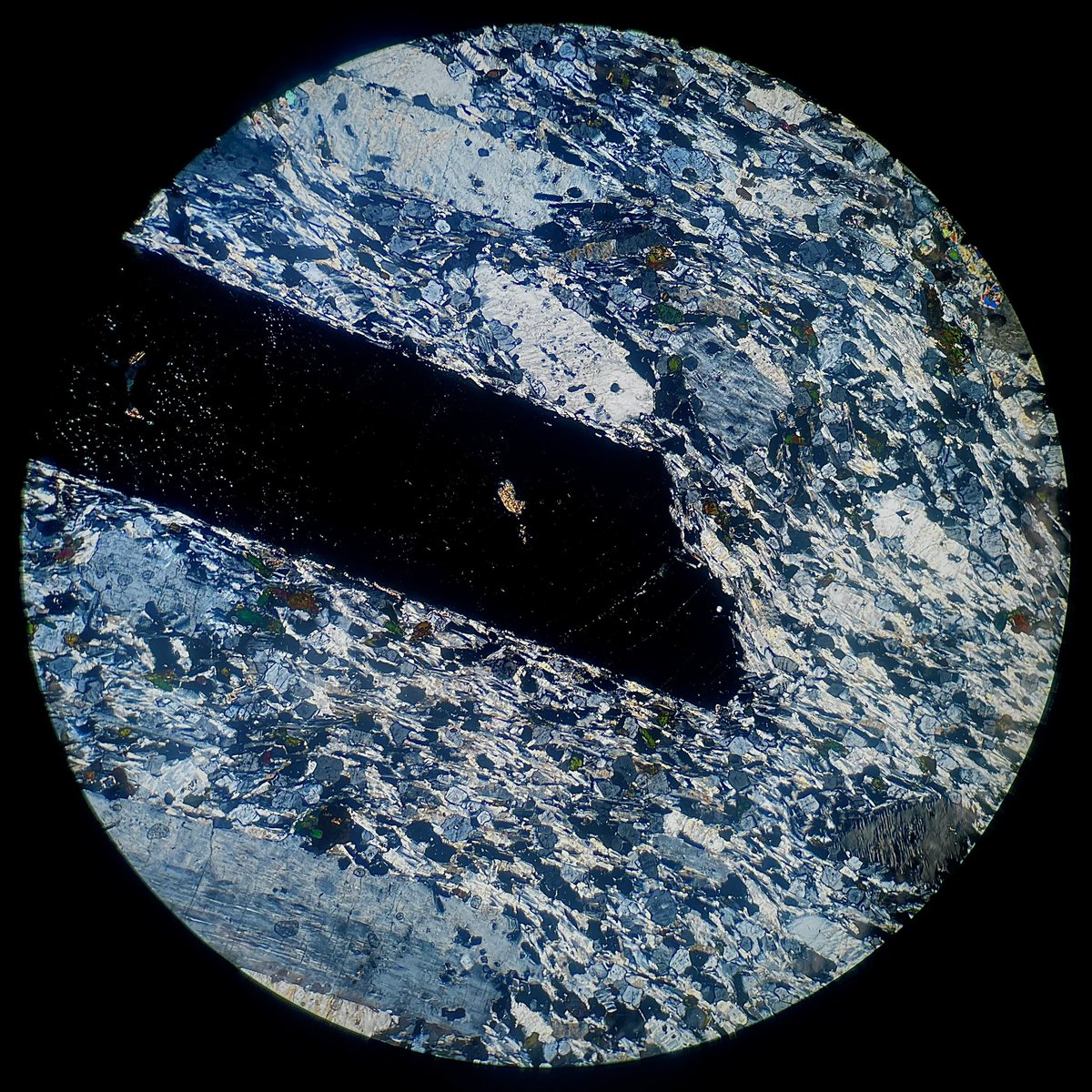 Very unique textures in our #ThinSectionThursday 

Tabular sodalites phenocrysts, Haruchas Complex, Namibia.

How do you think it can be formed? 

#science #art #colors #rocks #geology #petrography #petrology #nature #minerals #microscope #photography #SciArt #photo