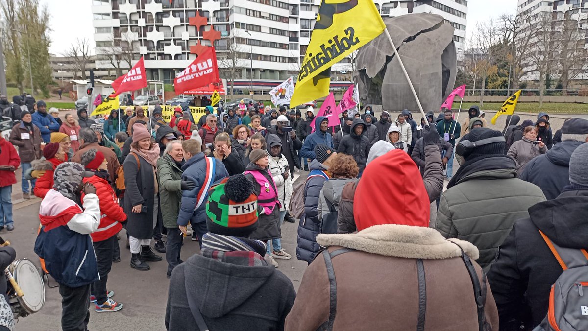 n_arthaud's tweet image. Avec les travailleurs sans papiers de #chronopost à Créteil. #Régularisation de tous les sans papiers !