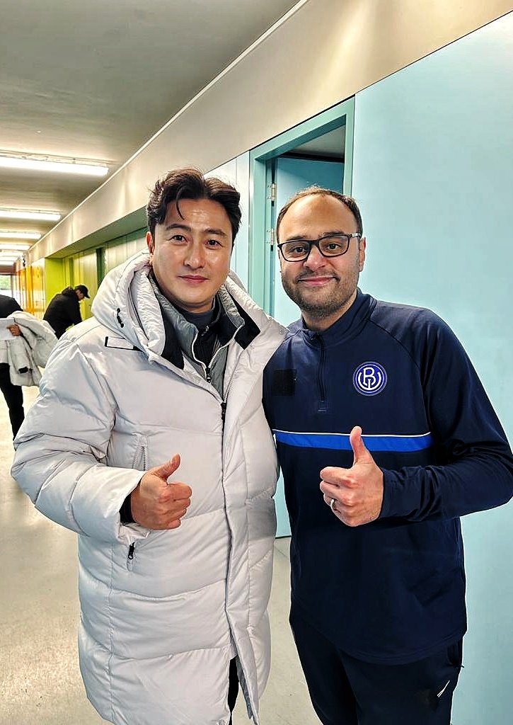 asv_blauw_wit's tweet photo. Voorzitter Ammar &amp; Ahn Jung-hwan, de Zuid-Koreaanse voetballegende, werd wereldwijd bekend door zijn iconische doelpunt tegen Italië tijdens de FIFA Wereldbeker 2002, waarmee hij zijn land naar de halve finales leidde.  #AhnJungHwan #WorldCupMemories https://t.co/0uPyxsCqD5