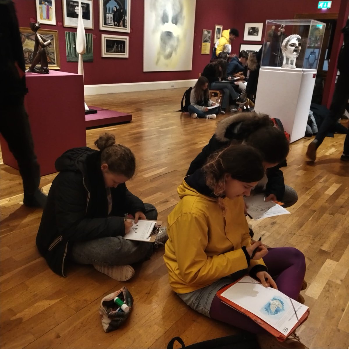 Inspirés par l'exposition sur le surréalisme en Angleterre ! #victoriaartmuseum