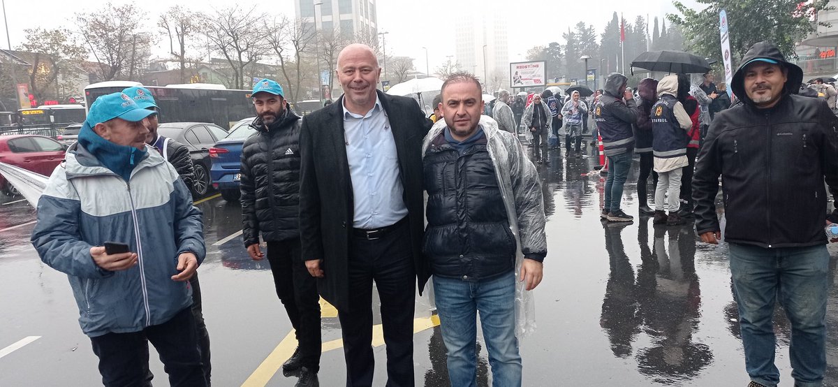 turgaye1903's tweet photo. Türk Metal Sendikası -Mess toplu sözleşme görüşmelerindeki %35 zam teklifine ilk cevabımızı bugün Mess'in İstanbul'daki merkez binası önünde toplanarak verdik. Bu daha başlangıç mücadeleye devam!
#TekSes
#TekNefes
#ŞimdiSözBizdeMess
@ismailcicek4171
@AltundagUysal https://t.co/H7UIRvgzSw