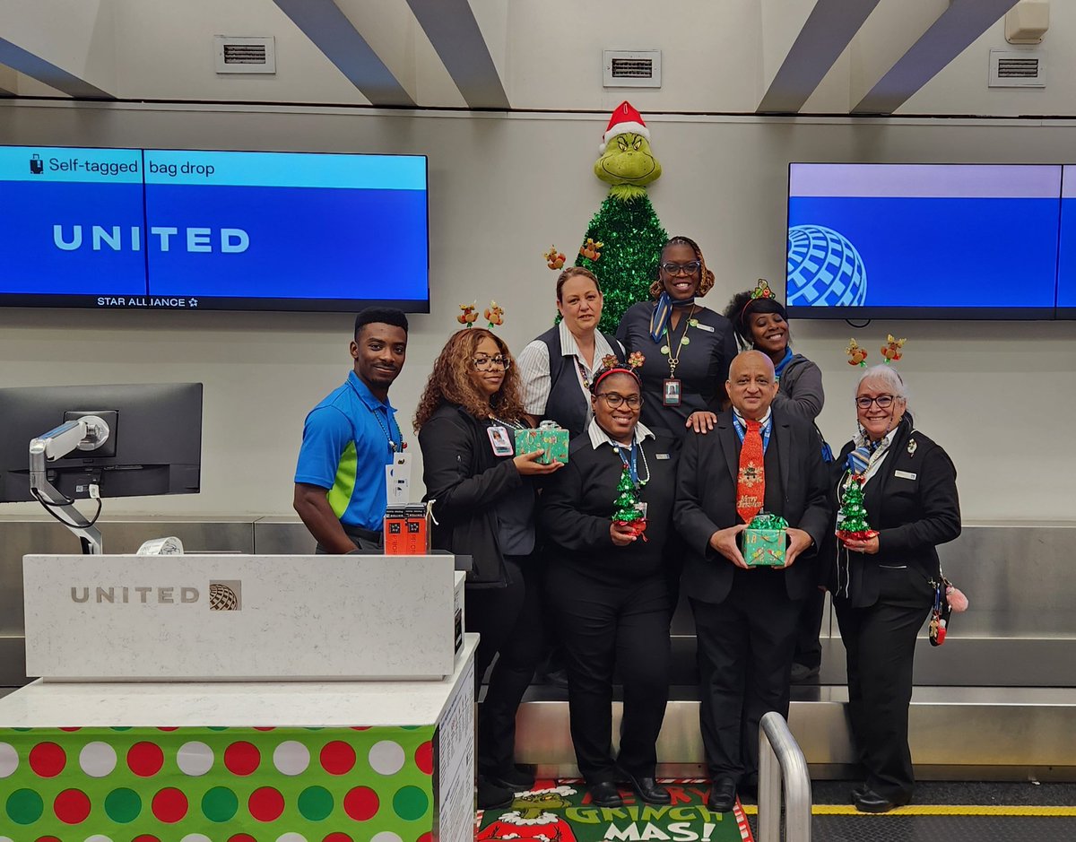 Spreading some #TeamATL Holiday Cheer this morning Grinch style!! Happy Holidays @weareunited @dongaines11 @DJKinzelman