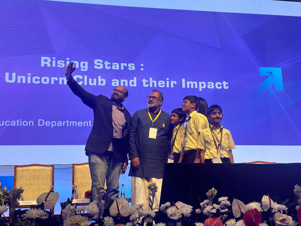 Beautifully Captured !

India’s Techie Minister @Rajeev_goi with India’s Rising Stars - #YoungIndians & future Unicorns 

#IndiaTechade @_DigitalIndia 
#StartupIndia