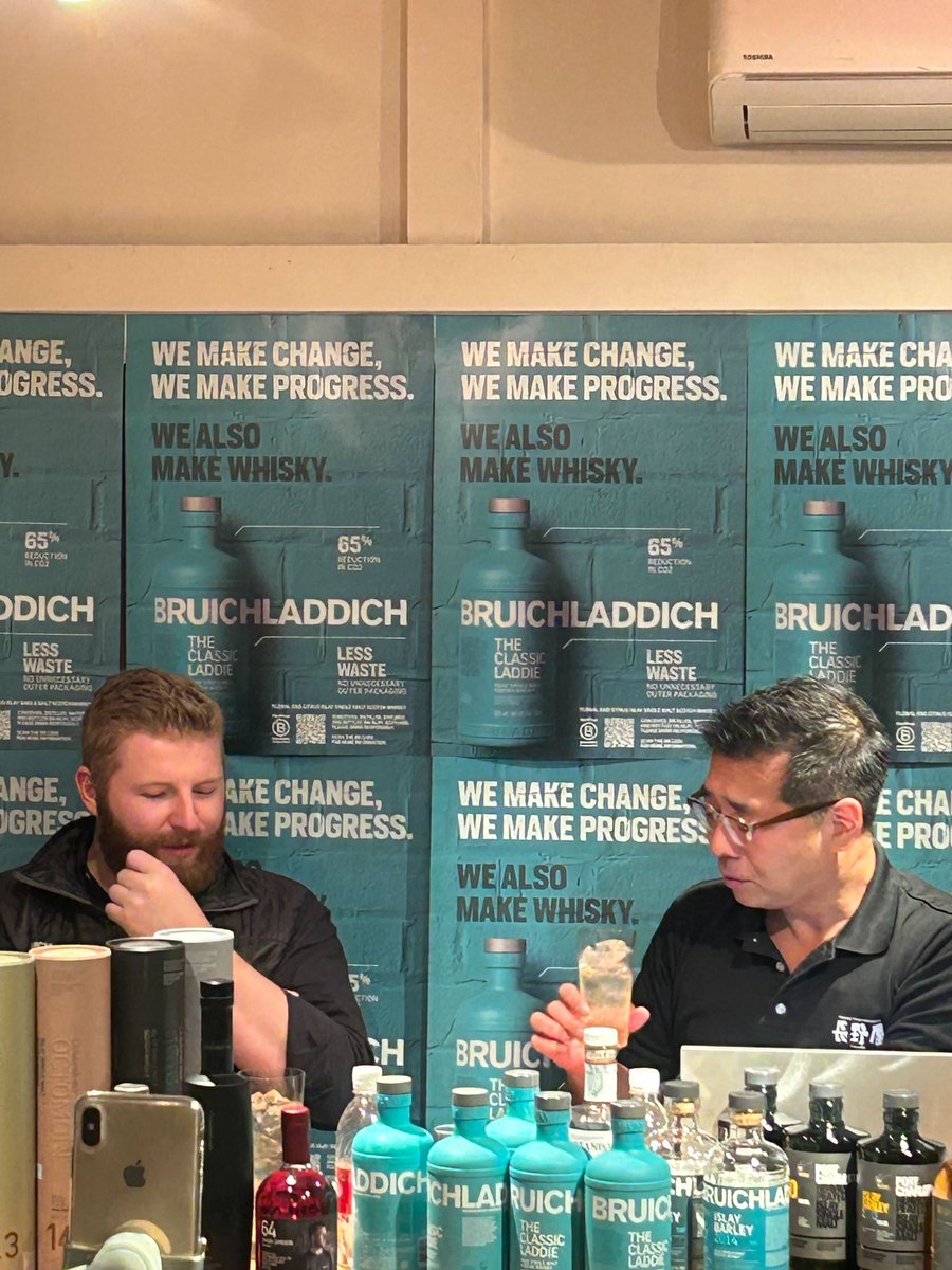 🎥✨ 現在ライブコマース配信中！✨🎥 🕗
 今夜20時～22時まで、<a href="/whiskyjack_jp/">Jack Chambers</a>と一緒に #ブルックラディ トークしながらウイスキーを楽しむ時間！ 視聴はこちらから ⇒ bit.ly/34EQ1HD🆓 参加費無料！初めての方も大歓迎、今すぐ参加しよう！ #twlc #ウイスキー #ライブコマース