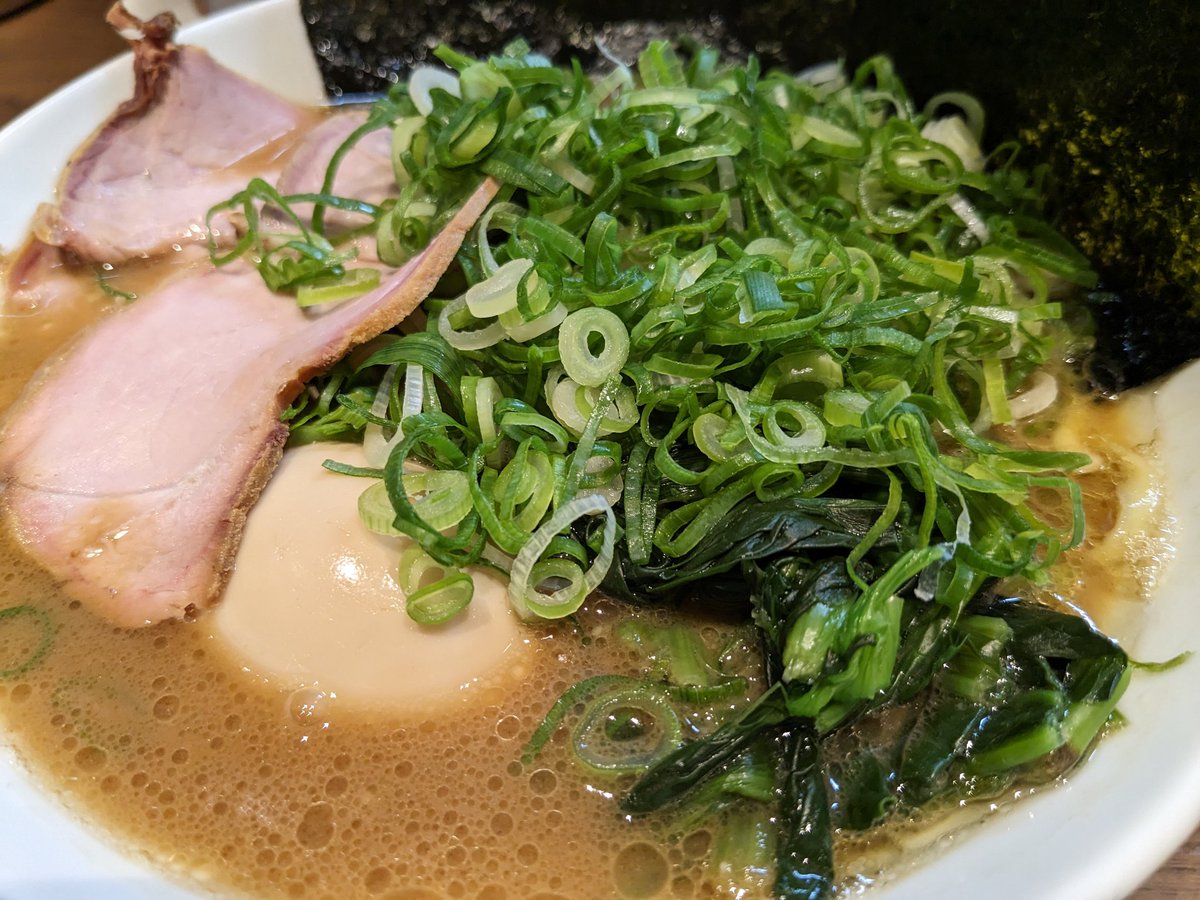 ATF54_71's tweet photo. 水道橋駅西口にある家系ラーメン「輝道家 水道橋駅前店」でラーメン（味うすめ・麺かため、半熟玉子・京都産青ネギトッピング）🍜

投稿し忘れで2回分

最近週1ペースで毎回同じ注文ですが毎回美味い‼️😋今日は野方の店主がいてラッキー😚 https://t.co/QkQMYNYpZc
