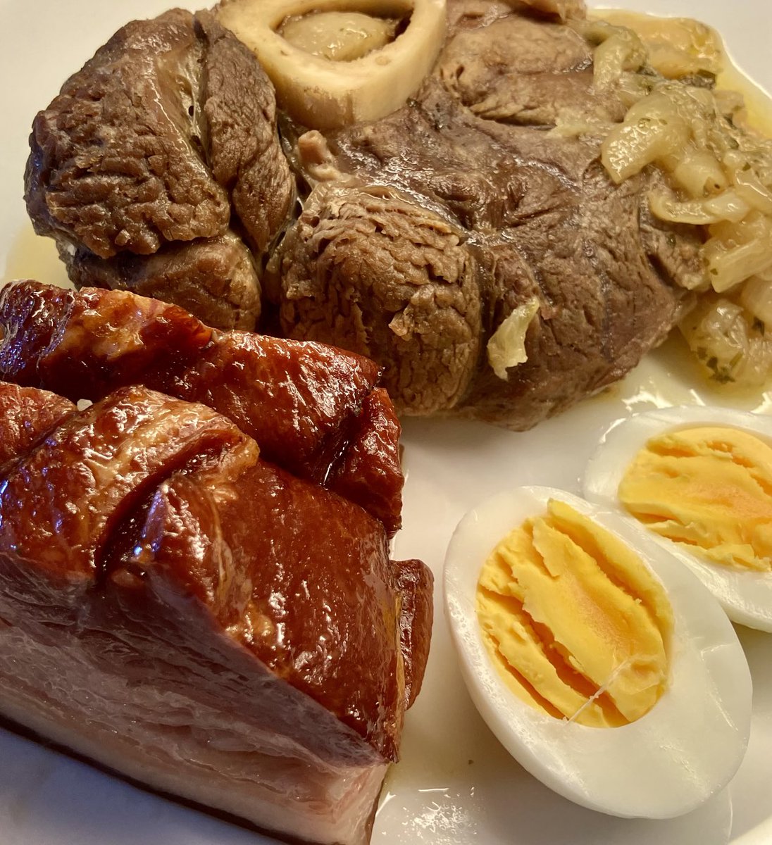 KrisBlackRose's tweet photo. I doubt that today anyone has a tastier #carnivore #lunch than I 😀 #Beefshank cooked with onions, #baconfumé and #eggs cooked in the cooking broth. Don’t worry, there are 5 other eggs waiting to be peeled. ⁦@CaryKelly11⁩ ⁦@carnivoremax⁩ ⁦@Ottersten89⁩ https://t.co/6ltlmI1GUI