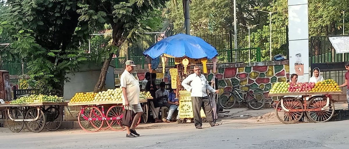 leongleotrio20's tweet photo. Hawker menace out of cardinal gracious ground orlem Malad west making it difficult to walk , causing jams all on the turn and they keep the place where unhygienic and is a parking place for their carts in the night @mybmc @mybmcWardPN @CPMumbaiPolice  @IqbalSinghChah2 https://t.co/UkWbYAJXCb