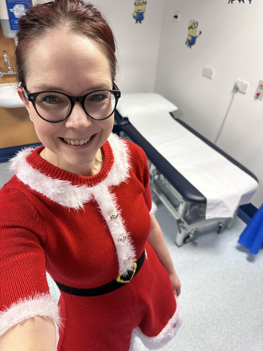nicolaruth1's tweet image. Full #christmas spirit today in clinic for #ChristmasJumper day @DudleyGroupNHS @PaedsOPD #paedsrocks