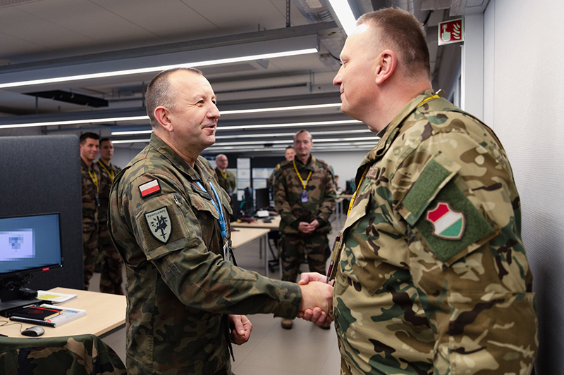 Polska_Zbrojna's tweet photo. Gotowi do realizacji operacji połączonych. Żołnierze Eurokorpusu potwierdzili to podczas ćwiczeń #SteadfastJackal23. #STJA23 #ZbrojnaTV @MON_GOV_PL @DGeneralneRSZ @DowOperSZ @HQEurocorps @NATO_JWC @NATO https://t.co/gvjxkp63dN https://t.co/9CxY5106sS