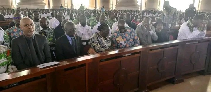 MelEssisKouadio's tweet photo. Flash info 🇨🇮

Le Président du PDCI-RDA, COWPPLI-BONY accompagné : 

— Des maires AKOSSI BENJO, JEAN-MARC YACÉ, EMMOU SYLVESTRE 

— Du Ministre TIDJANE THIAM, 

— Des Vice-président(e)s ÉMILE CONSTANT BOMBET, MAURICE KAKOU GUIKAHUÉ, LÉOPOLDINE COFFIE, ALLAH KOUADIO RÉMI, GNRAMGBÉ KOUACOU, JEAN-MARIE GERVAIS 

 et de plusieurs CADRES et militants du PARTI à la BASILIQUE notre dame de la PAIX de YAMOUSSOUKRO pour honorer la mémoire de feu FÉLIX HOUPHOUËT-BOIGNY ❤️❤️❤️

#CIV225
