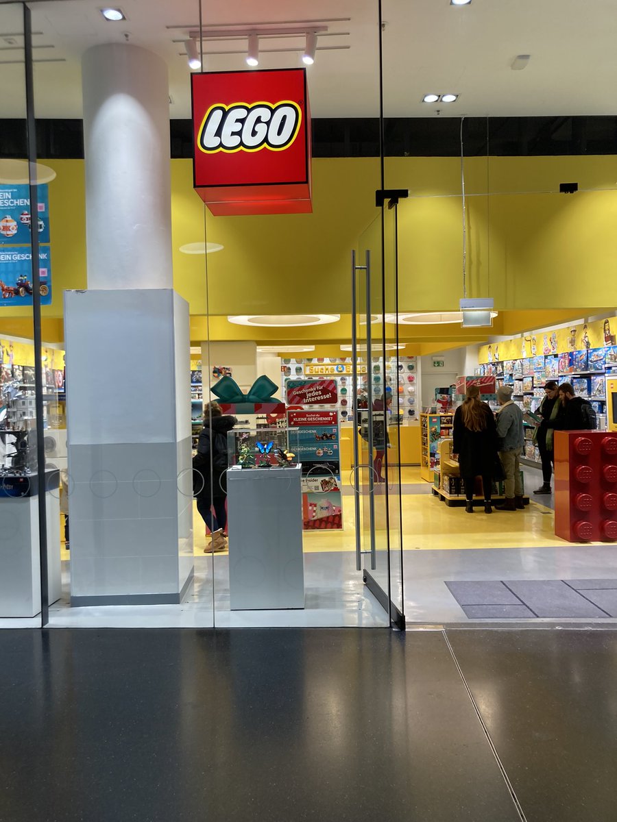 hannibal_td's tweet photo. @firemonkey Frankfurt Getmany No Lama :( #lordeuda #fortnite #LEGOFortnite #lego https://t.co/PSIdb3cEAp