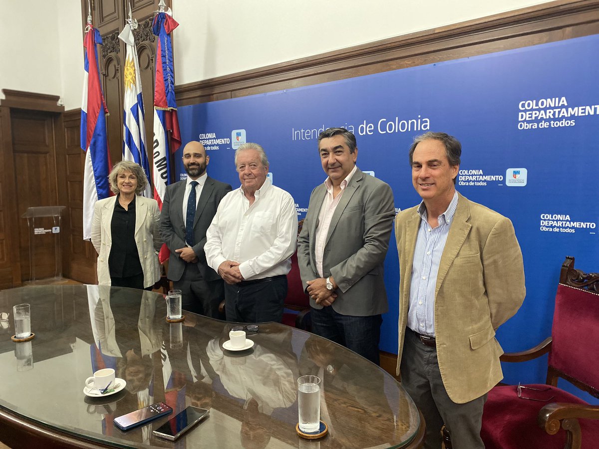 prochile_uy's tweet photo. Junto a la intendencia de @IntColonia, presentando las oportunidades que brinda @ProChile y nuestros tratados para las mipymes uruguayas y chilenas. https://t.co/hxOkYKG7fq