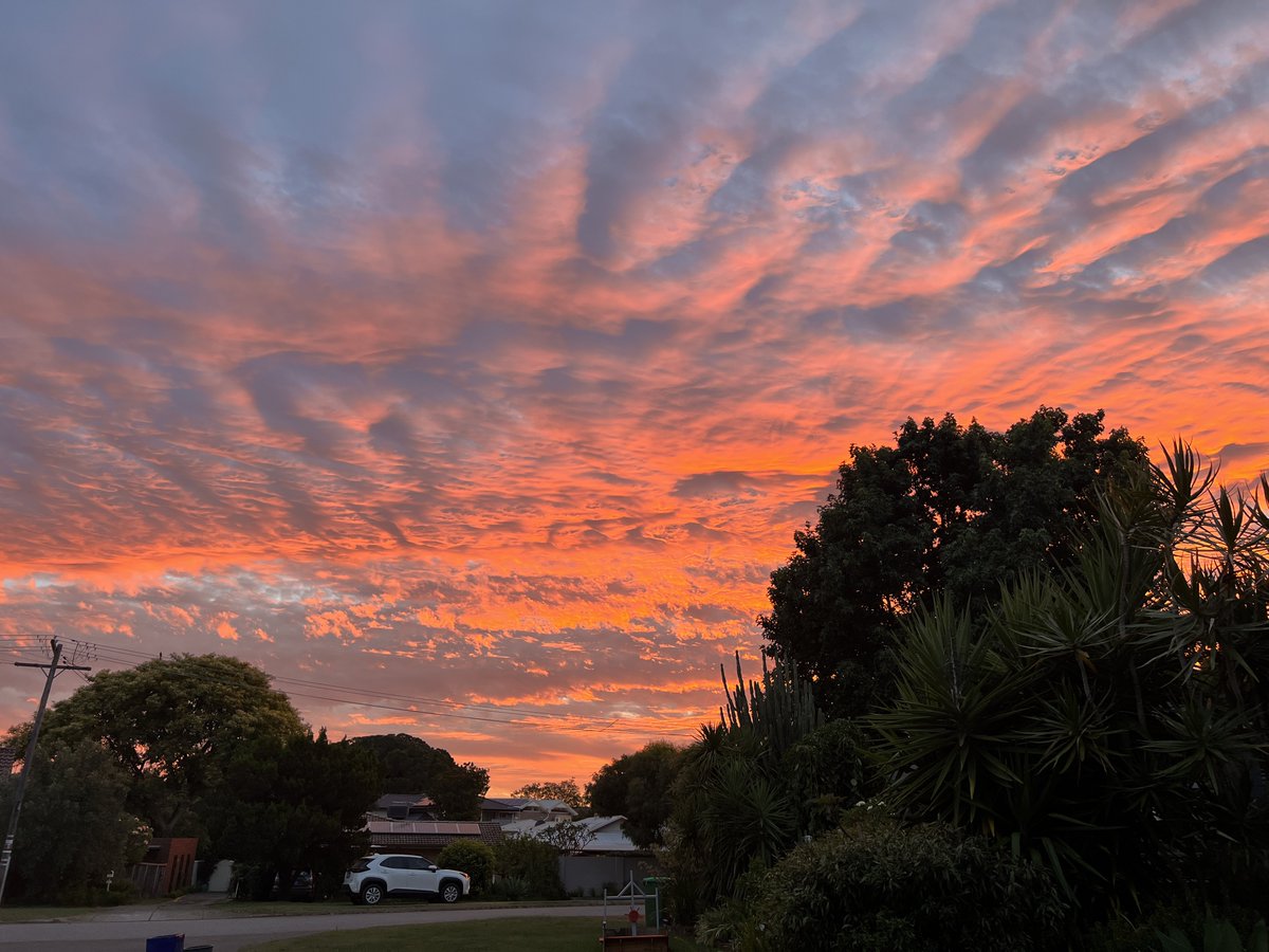 InexPalit's tweet photo. Ooo yeah 🥰 A stunning sunset for a busy day! Can’t wait for work to be over in December! Hahaha 😝 https://t.co/i2EkhiV33f
