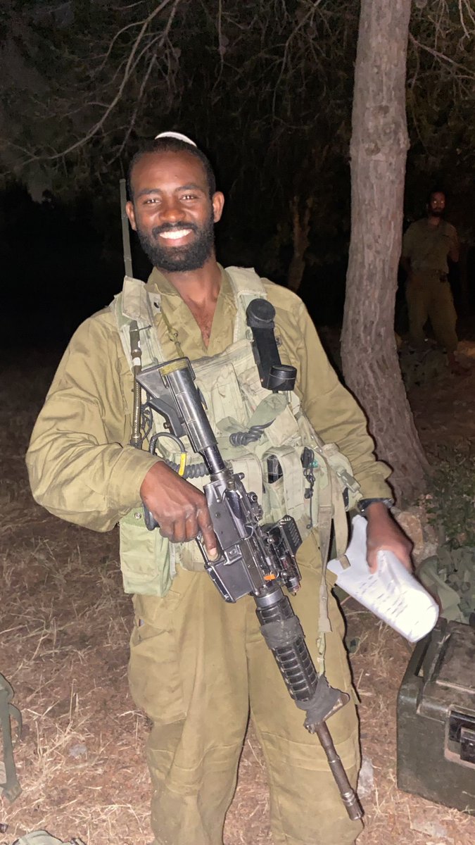 הגיבור הזה הוא עלמנאו עמנואל פלקה. החברים קראו לו מנו. במותו, הציל חיים רבים. 

הוא עלה מאתיופיה ב2004, התנדב בכבאות והצלה, הדריך בבני עקיבא, מכינה בעלי ולימודים ב״עטרת מרדכי״. 
אחיו נועם מספר: ״מנו רצה להתגייס לקומנדו והתאכזב כשלא הצליח ביום הסיירות .לבסוף, התגייס לצנחנים ואז