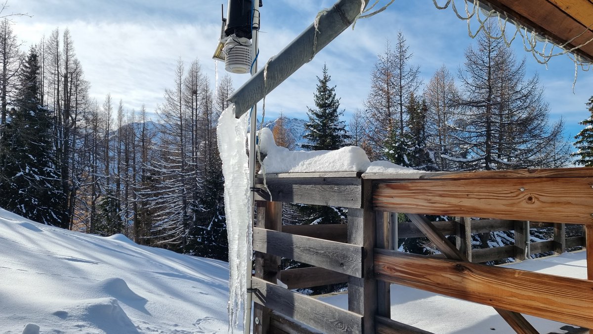 Alpenweerman's tweet photo. Nog even genieten vh mooie winterse weer en voorlopig ligt er nog sneeuw genoeg..... #Rosswald vanmiddag https://t.co/SratUqVPIy