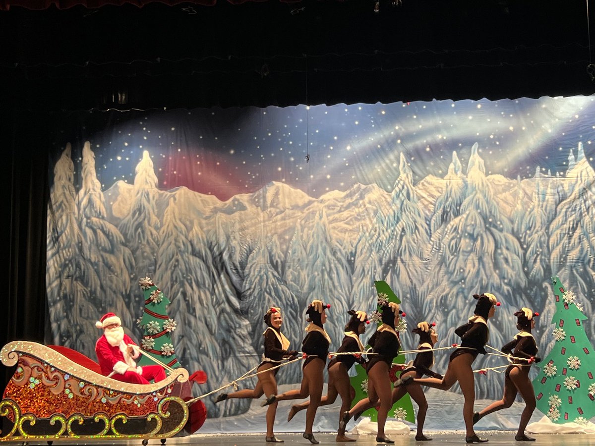 johnnywilk_john's tweet photo. Showdolls Holiday Extravaganza!!! Keegan recruited me to make my Stage Debut.  #GirlDad  #ProudPops #Blessed  #NSBLiving  💃💪💯🔴⚫️ https://t.co/l3FB1G9H5E