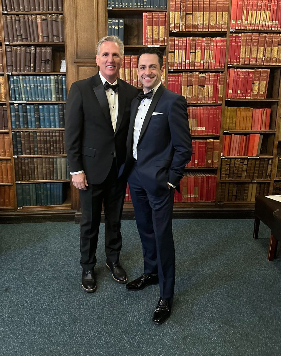 ARakeinProgress's tweet image. Pro tip: Don't wear derbies with a tux and certainly not derbies with a contrasting sole.