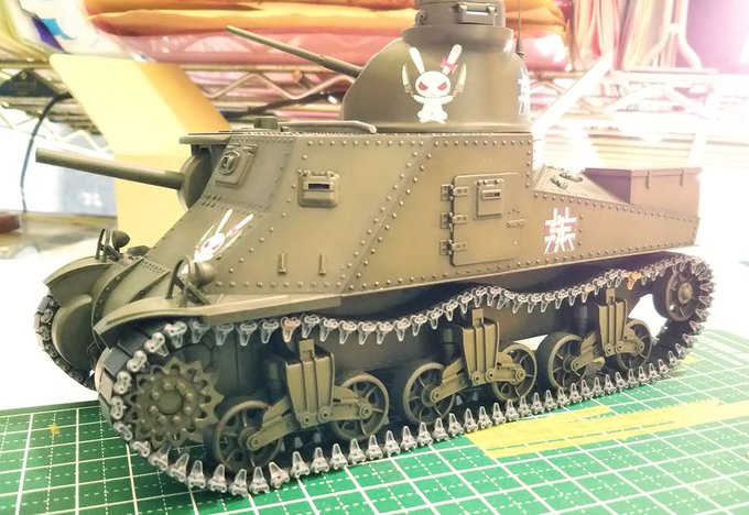 もう片方の履帯も組付け⸜(*ˊᗜˋ*)⸝

履帯は片側80枚と説明書にありますが、
82枚にして少し弛ませました。
あとは塗ってないところを塗って
軽くドライブラシ→ウェザリングです。

「やればできる子だよ桂里奈ちゃんは!」 