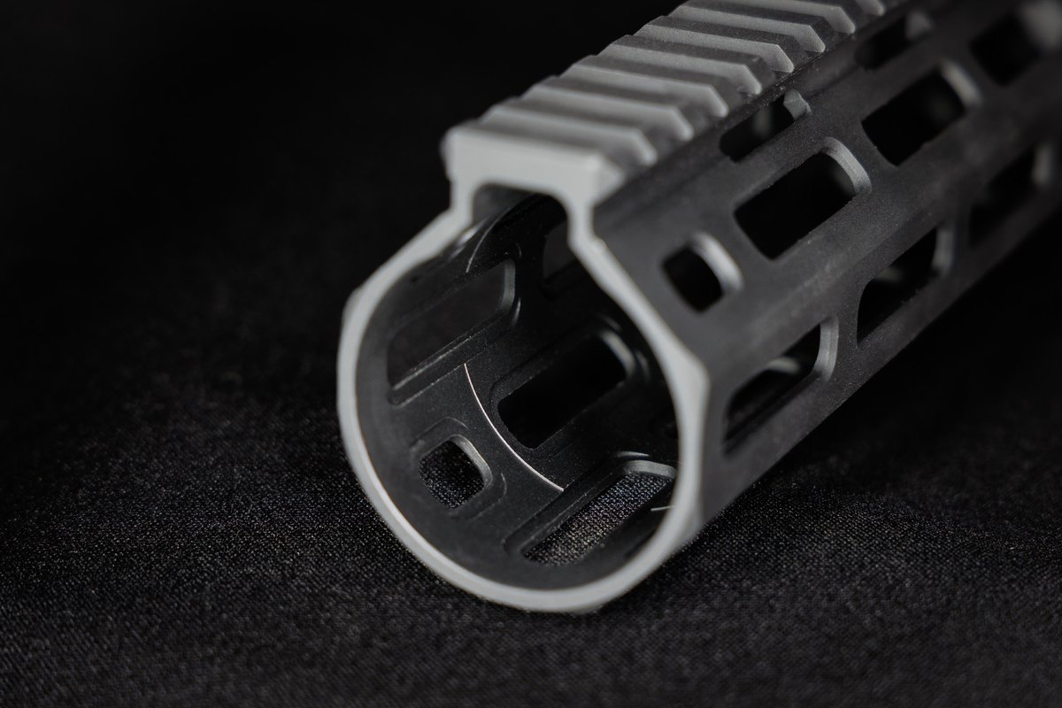 N_BORDE's tweet photo. NBORDE【KAC SR-15/16 E3 MOD 2】専用
オプションパーツ・シリーズ第一弾

KAC URX4 Type Forend M-LOK 10.75" / 13"

実物採寸により細部構造まで忠実に再現
2024年新春発売予定

※弊社製品は日本国内使用及びエアソフトガン専用となります https://t.co/Vk9olTd2S5