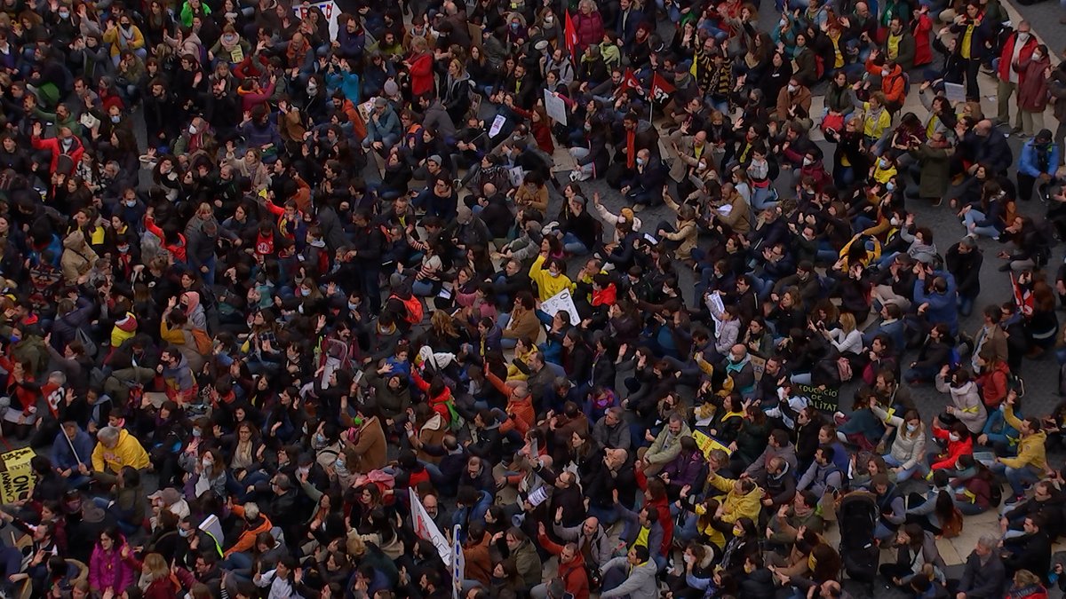 La <a href="/Ccostaca/">CarlaCosta</a> va ser condemnada per participar en una manifestació per la sentència del procés, tot i que es van descartar danys, intimidació o violència #DretsVulnerats3Cat

🗨️"No només et condiciona a tu, també el teu entorn"
<a href="/CarlaAbsolucio/">Carla Absolució</a> 

🔗tv3.video/30mDDHH