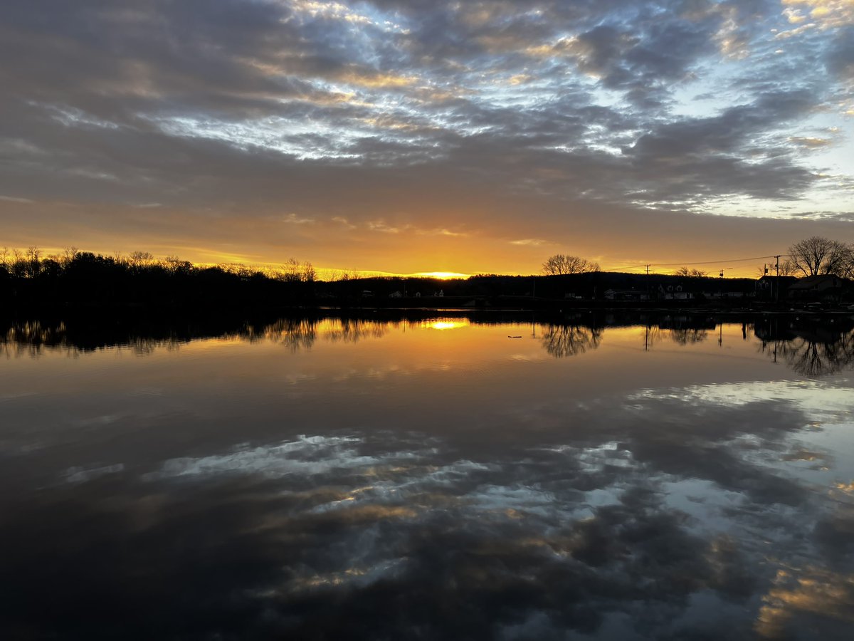 minnie_pickles's tweet photo. Morning reflectionsโฆ hope you have a reasonable day! ๐๐ถ๏ธ#naturephotography #nature #sunrisephotography #sunrise
#reflectionphotography
#LindaMKPhotography
#SouthwickMA #LakeCongamond
#lakephotography
#suffieldct #notwoalike๐
https://t.co/9yTjNHXKf8