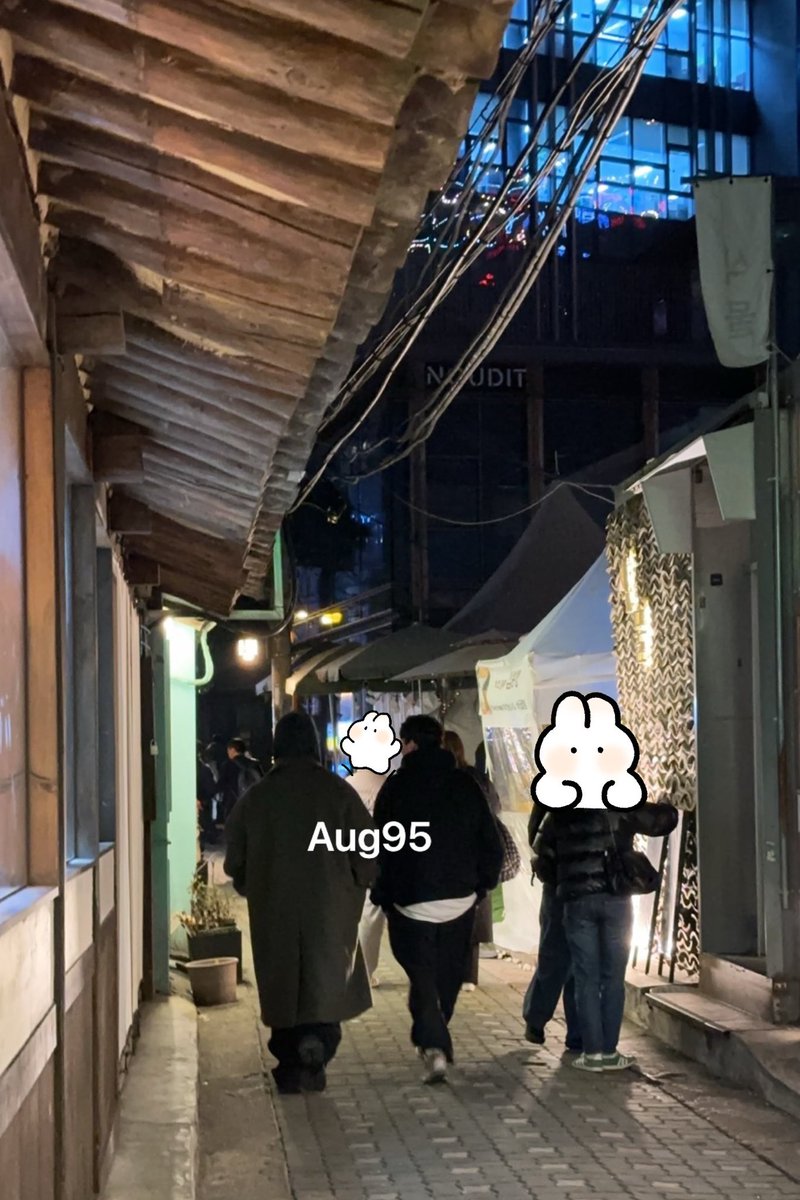 19950808_aug's tweet photo. 오늘 친구가 익선동에서 밥 먹다가 우연히 승철이를 만났어ㅠㅜ 승철이가 매니저님(?) 친구(?)랑 얘기하면서 크리스마스트리도 찍었어 행복해보여ㅎㅎ
친구가 넘 반갑게(?) 인사한꺼같아서 승철이가 ’깜짝이야‘ 진짜 많이 놀랐나봐ㅋㅋ 승철이한테 아프지말고 건강해야된다고 말했엉💗넘 잘 생기고 멋있어ㅠㅠㅠ 오늘도 승철이 많이 보고싶어ㅠㅜ