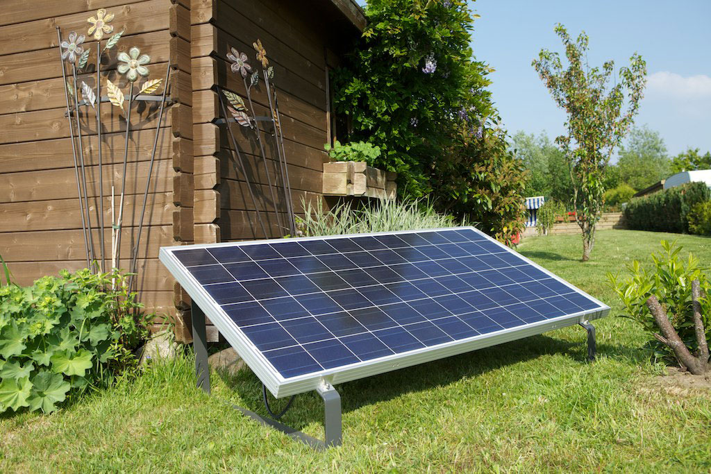 Bundesrat will Mini-PV bis 800 Watt im Kleingarten erlauben: Mit einer Änderung des Bundeskleingartengesetzes will der Bundesrat Mini-PV-Anlagen erlauben. Sie dürfen bis zu 800 Watt Leistung haben. Foto: Deutsche Gesellschaft für Sonnenenergie e.V. dlvr.it/SzqTg4