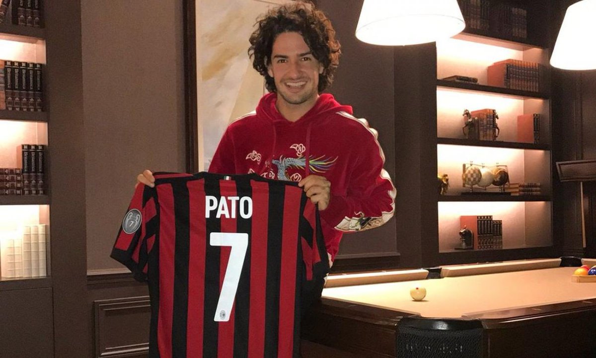 gattenerepod's tweet photo. CR7, Cantona, Beckham, Best, Figo, Raul e Shevchenko sono stati scelti dalla maglia un po’ come Harry per Grifondoro.
Stessa scelta ricadde su un ragazzetto proveniente dall’Internacional che come un lampo si scagliò su San Siro, lato rossonero, e infuocò i cuori dei tifosi. ⬇️ https://t.co/CS9wvxbfnD