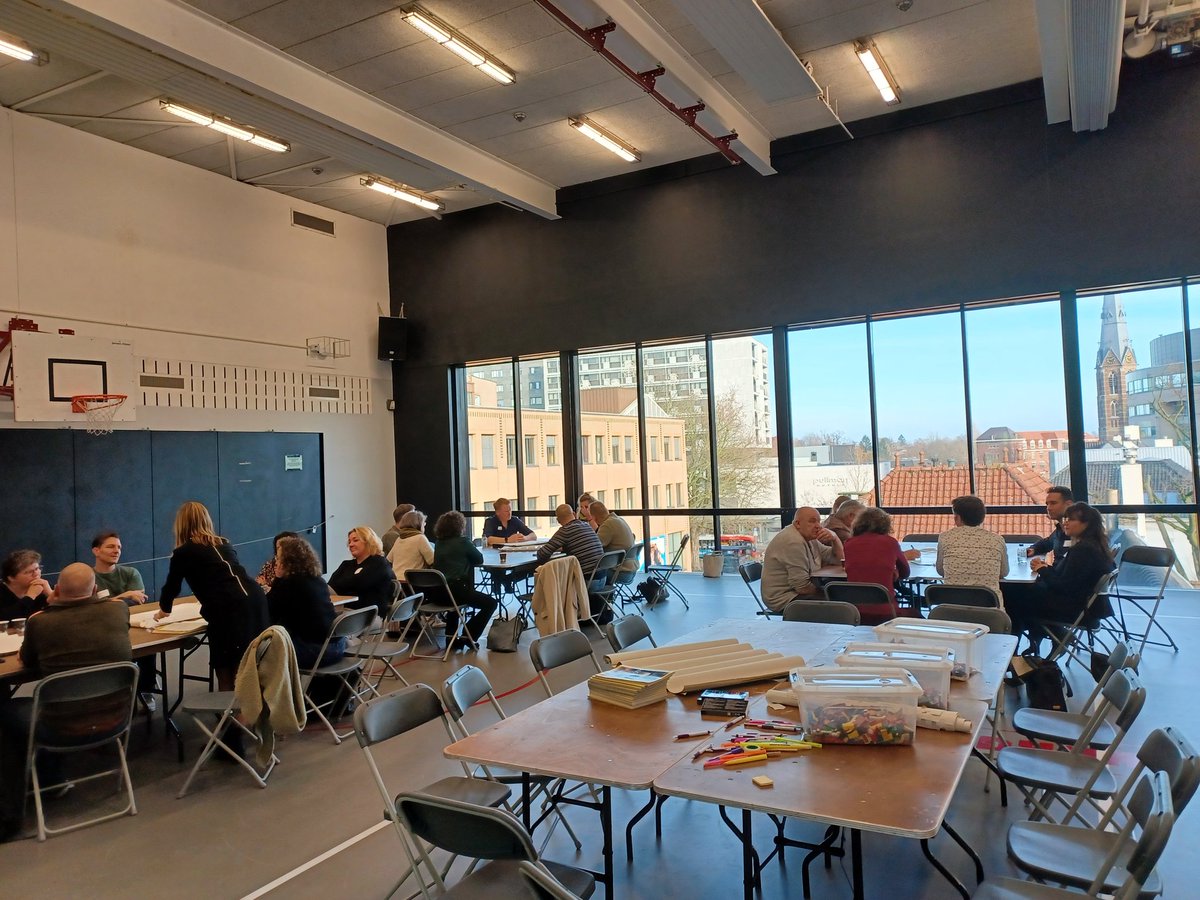En op deze prachtlocatie binnen <a href="/dynamo/">Dynamo</a> wordt er hard gewerkt op het bruggenbouwersevent! Bruggenbouwers vanuit @fontys en partnerorganisaties komen samen, delen kennis en werken aan antwoorden op vraagstukken!
