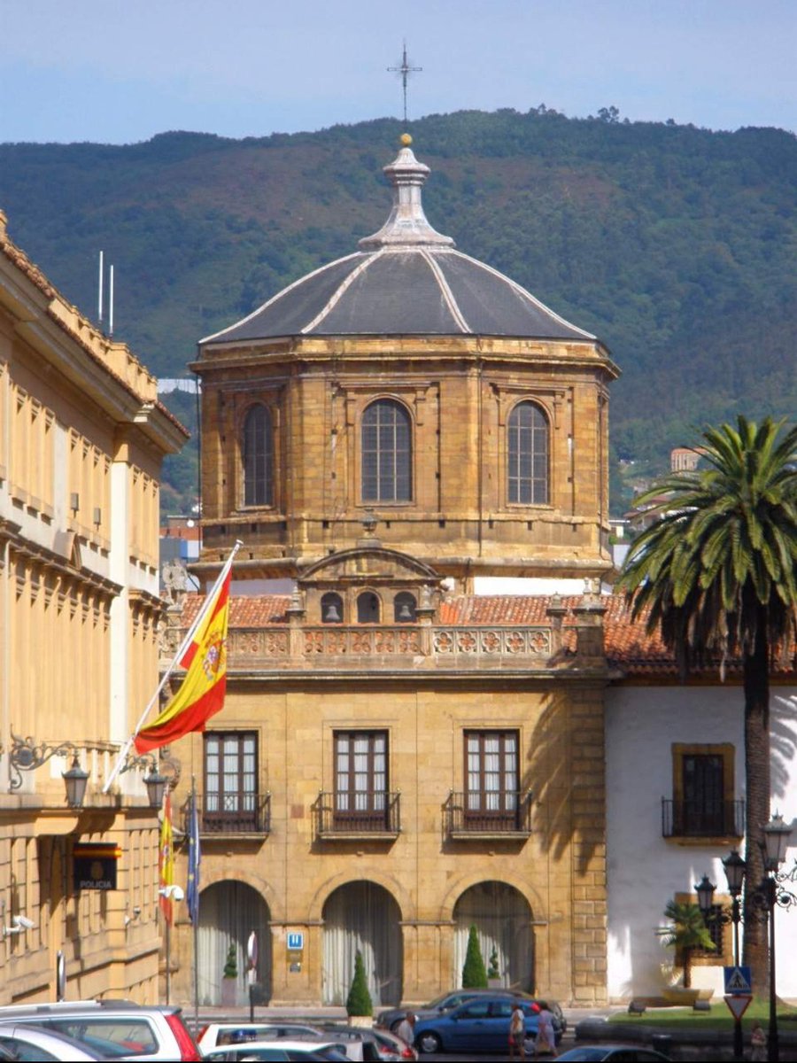 Día dedicado al #OrgulloBarroco 
Estas fotos son del Antiguo Hospicio de Oviedo, Asturias. Monumento histórico de carácter nacional, construido entre 1752-1770.
Barroco.
Dsde 1972 alberga el Hotel Reconquista y es una de las principales sedes de los premios Princesa de Asturias.