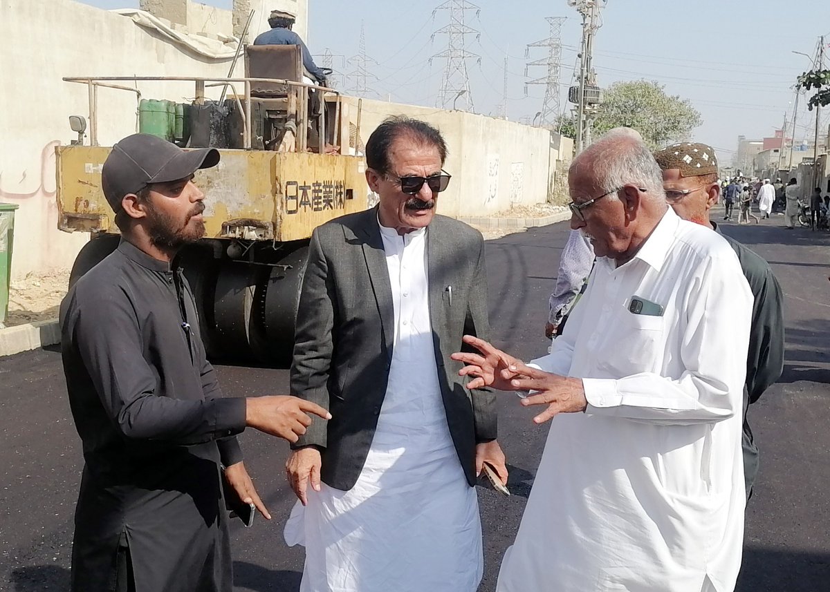 janmohdppp's tweet photo. ترقیاتی منصوبوں بالخصوص شاہرات کی تعمیرات پرخاص توجہ دے رہے ہیں:جان محمد بلوچ
 یوسی شرافی کے وائس چیئرمین نذر محمد بلوچ کے ہمراہ یوسی شرافی گوٹھ میں کلک پروجیکٹ کے تحت مختلف شاہراہوں پر روڈ کارپیٹنگ کے کام کا جائزہ لیا ۔
@BBhuttoZardari 
#Karachi 
#Karachiworks https://t.co/c4f7Gl1j81