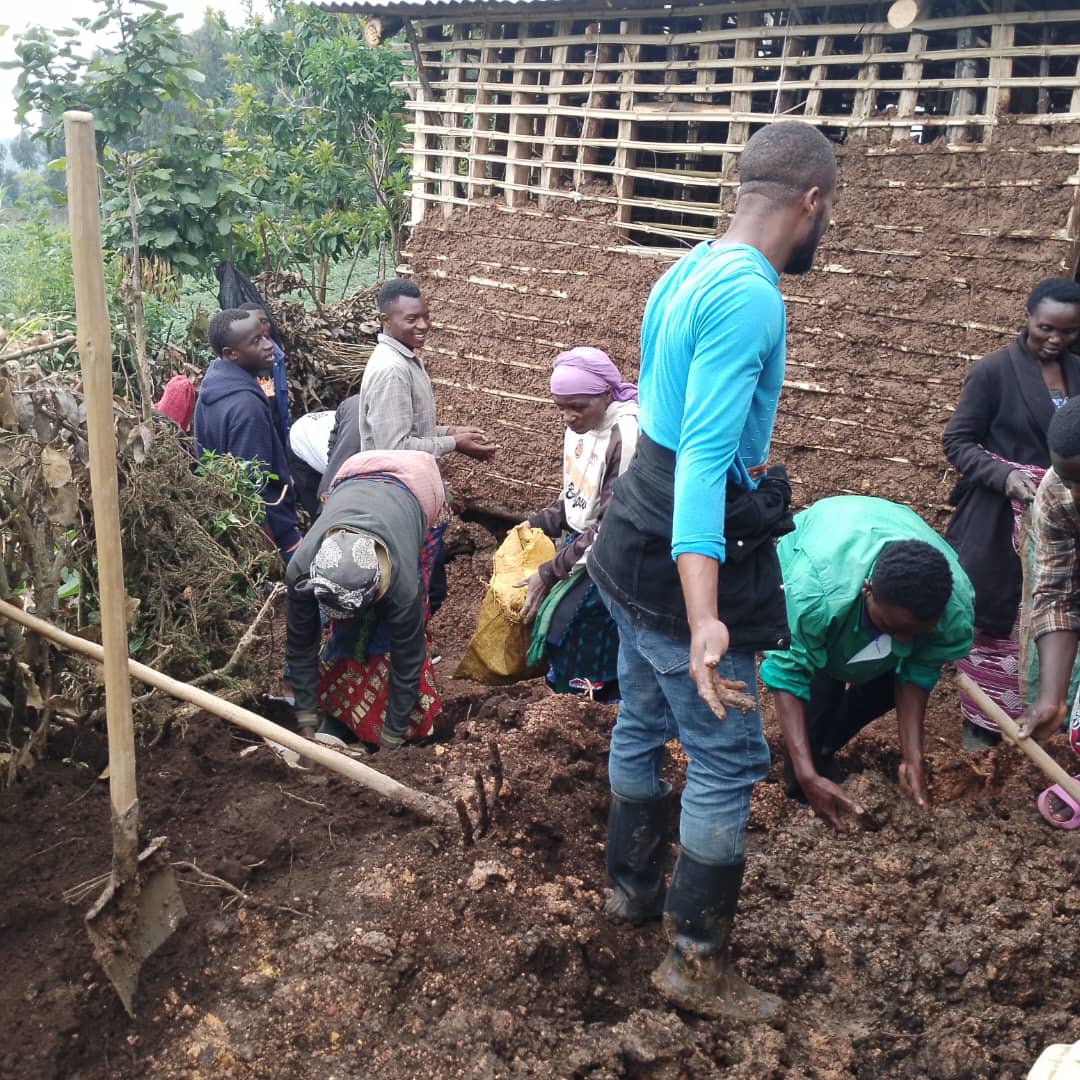 Rubavu_NYC's tweet photo. Uyu munsi Urubyiruko rw'@RubavuDistrict mu murenge wa #Mudende twakoze #umuganda wo guhomera inzu umuturage utishoboye utuye mu kagari ka #kanyundo, iki gikorwa cyakozwe mu rwego rwo gukomeza gusigasira imibereho myiza y'#Umuturage.@MudendeSector @RyvcpRubavu @RwandaYouth https://t.co/7uFlsx6UL4