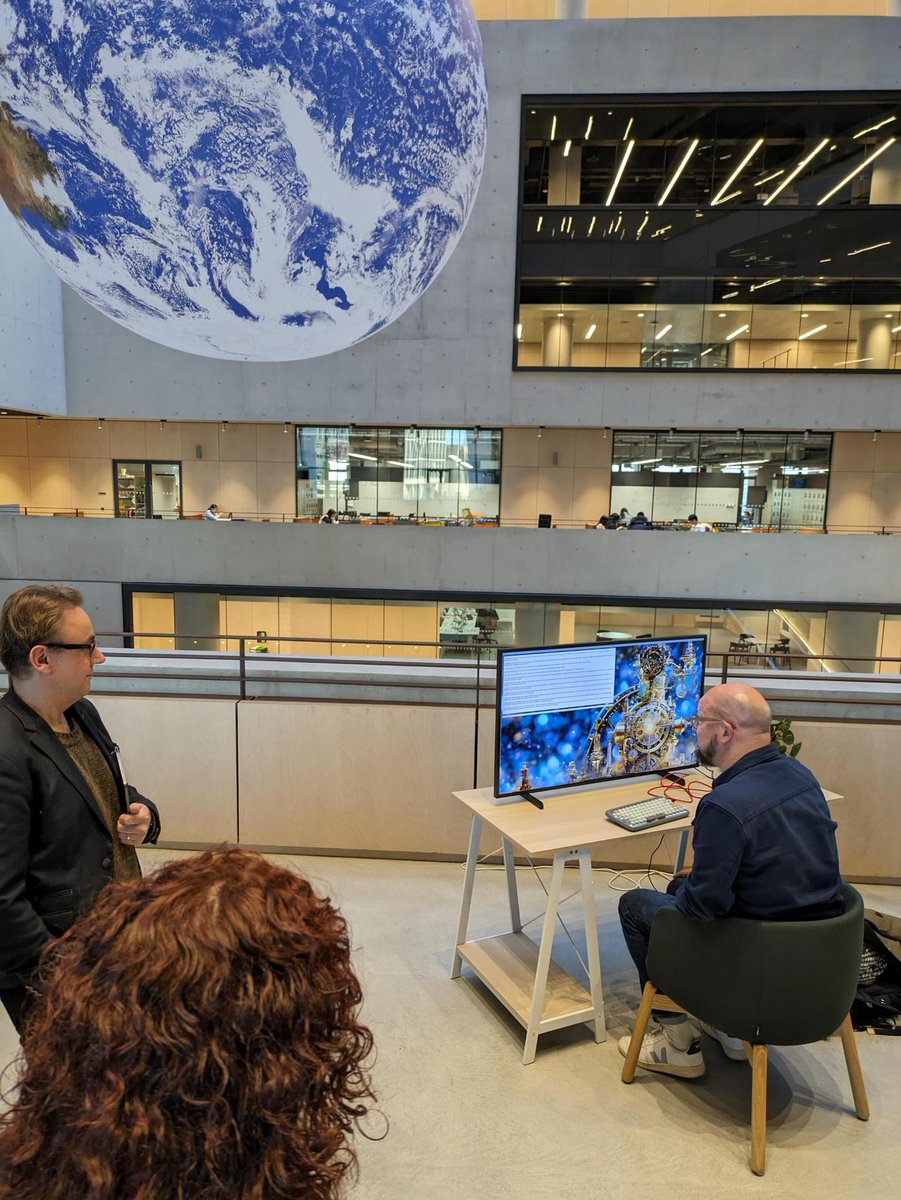 It's been great to work @BusinessLDN this week. First we hosted their data working group @UCLEast, exploring the power of data in shaping London's business future. We even introduced attendee @camdentheo Chief Data Officer, @LDN_gov to our AI-powered GAIA installation🚀🌍