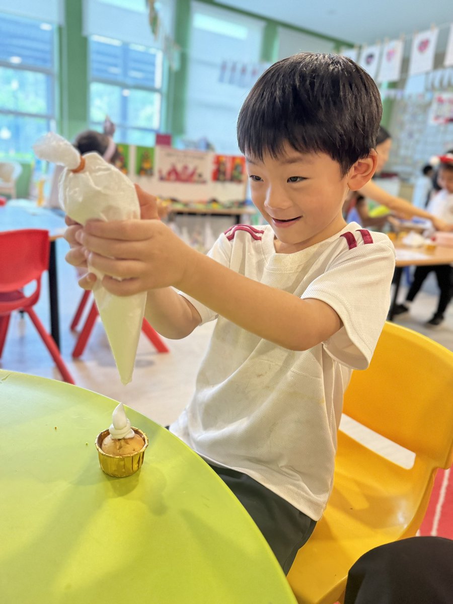 vickyyhengg's tweet image. Kid chefs in action! Mixing up holiday magic with Christmas hat cupcakes - giggles, frosting, and a sprinkle of joy in every bite. 🎅 Unleashing creativity and turning ordinary treats into festive delights! 🌟❤️ #FestiveBaking #HIS_learning
@HIS_Preschool